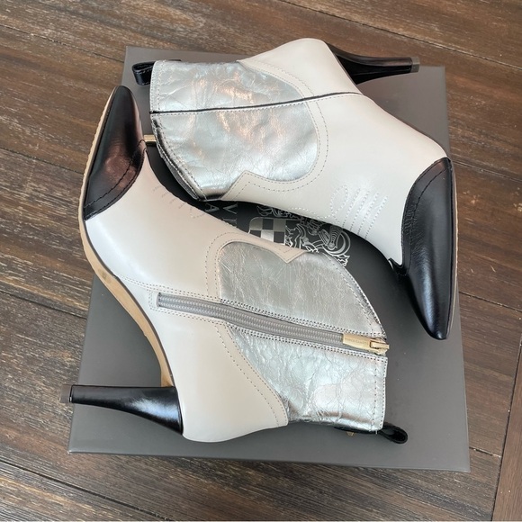 New Vince Camuto Western Saiovell Pointed Toe Heeled Bootie in Silver Coconut - Picture 7 of 7